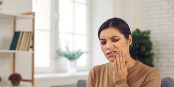 Woman with tooth pain; dental emergency in Allentown, PA
